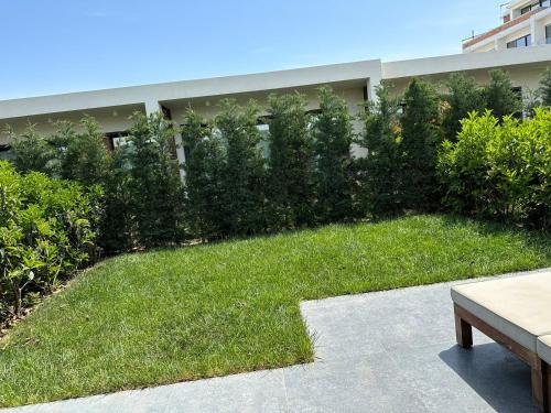 un patio verde con un banco y un edificio en Sea breeze Villa, en Nardaran