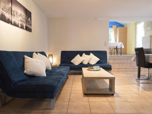 - un salon avec deux canapés bleus et une table dans l'établissement Luxury gite with sauna in Baugnez Malmedy, à Arimont