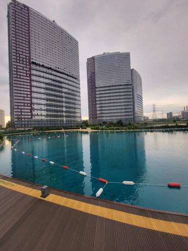 una gran piscina frente a dos edificios altos en شقه فارهه ومكيفه بالكامل, en Estambul