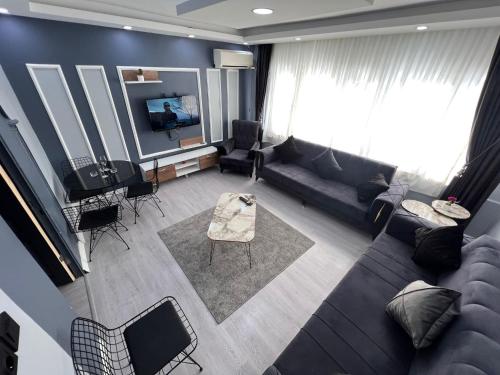 an overhead view of a living room with a couch and a tv at baran suites in Istanbul