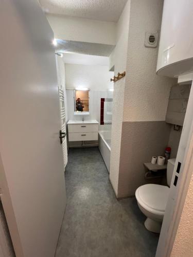 Appartement T2, la Mongie, Bagnères de Bigorre في كامبان: حمام مع مرحاض وحوض استحمام ومغسلة