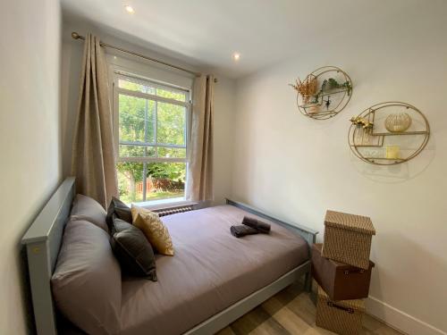 1 dormitorio con cama y ventana en Apartment in Stepney Green en Londres