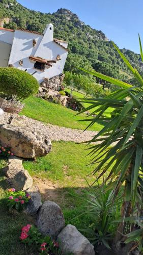 una casa en la cima de una colina con un patio en B&B La Chintina, en Sant'Antonio di Gallura