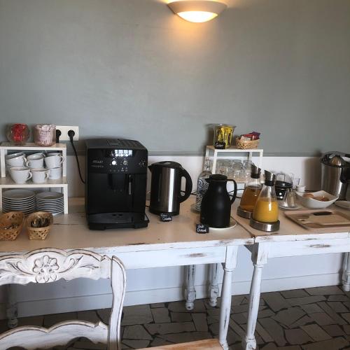 una mesa con microondas encima en Logis L'Auberge du Gros, en Silly-sur-Nied