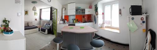 cocina con nevera y encimera en una habitación en Gîte familial, en Plouguenast Langast