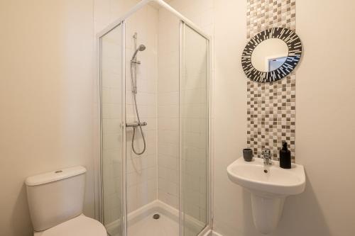 W łazience znajduje się prysznic, toaleta i umywalka. w obiekcie Stunning 5 Bedroom 5 En-Suite Victorian House in Harrogate w mieście Harrogate