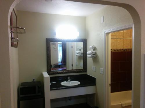 Ванная комната в Sunshine Motel