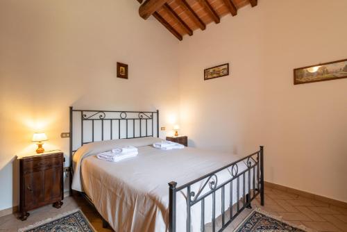 a bedroom with a large bed and two lamps at Villa in esclusiva - Pugnano Alto in Lisciano Niccone