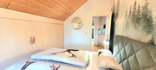 1 dormitorio con 2 camas y techo de madera en Schwarzwaldliebe Neuried 20 Min zum Europa Park, en Neuried