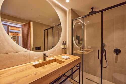 Un baño de Universal Grand León & Spa
