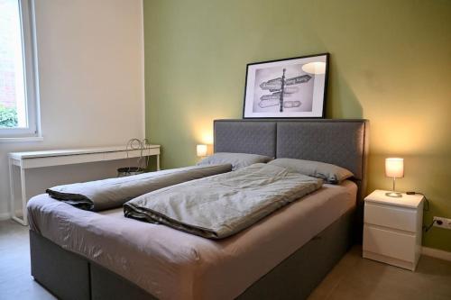 Säng eller sängar i ett rum på Modernes Apartment in Berlin