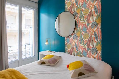 une chambre avec un grand lit avec un miroir dans l'établissement #10 2Pièces Fricéro 3min to the beach/Balcon & AC, à Nice