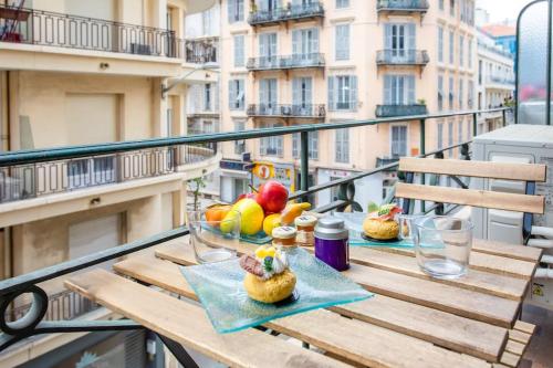 une table avec un bol de fruits sur un balcon dans l'établissement #10 2Pièces Fricéro 3min to the beach/Balcon & AC, à Nice