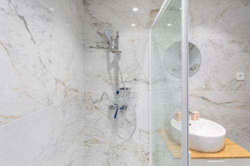 une salle de bain blanche avec une douche et un lavabo dans l'établissement #10 2Pièces Fricéro 3min to the beach/Balcon & AC, à Nice