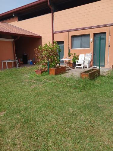 a house with chairs and a table in the yard at Casa Equilium 1 in Jesolo