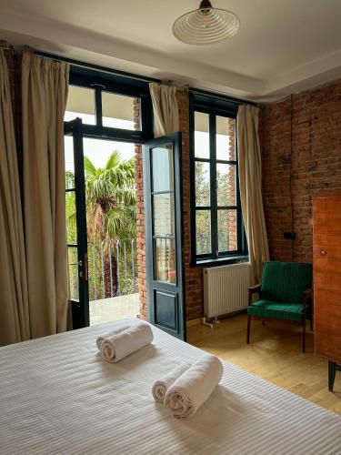 um quarto com uma cama com toalhas em Black Tomato Hostel Kutaisi em Kutaisi