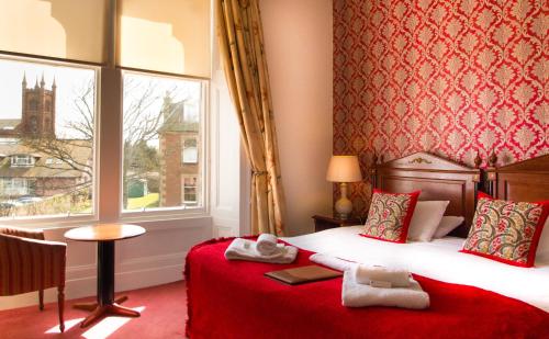 Säng eller sängar i ett rum på Royal Mackintosh Hotel