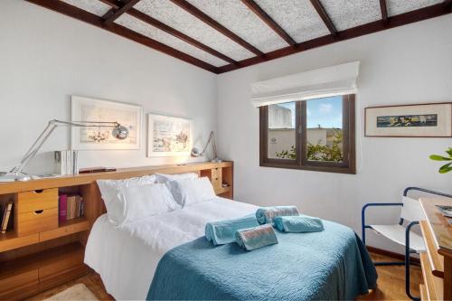 - une chambre avec un lit, un bureau et une fenêtre dans l'établissement Casa da Ria 78, à Torreira