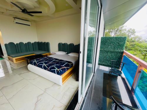 Postel nebo postele na pokoji v ubytování hotel saptarang residency panhala