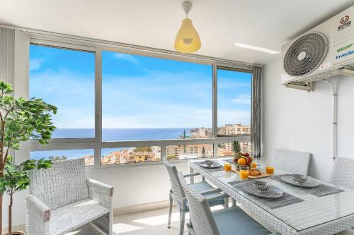 Coastal Charm Renovated 2Bed Apt, Pool, Sea Views