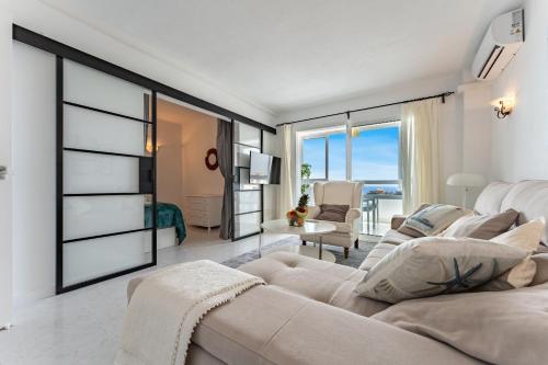 Coastal Charm Renovated 2Bed Apt, Pool, Sea Views