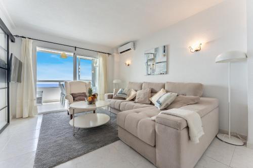 Coastal Charm Renovated 2Bed Apt, Pool, Sea Views