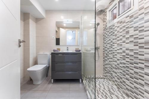 Coastal Charm Renovated 2Bed Apt, Pool, Sea Views