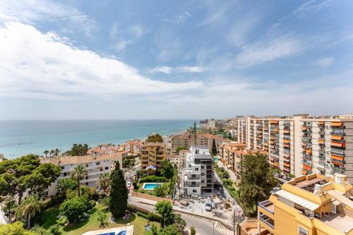 Coastal Charm Renovated 2Bed Apt, Pool, Sea Views