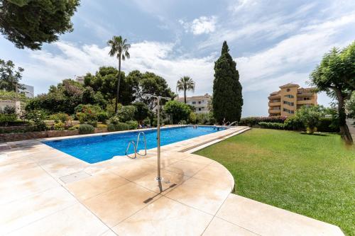 Coastal Charm Renovated 2Bed Apt, Pool, Sea Views