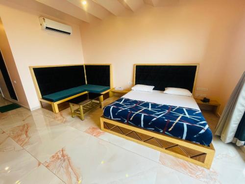 Postel nebo postele na pokoji v ubytování hotel saptarang residency panhala