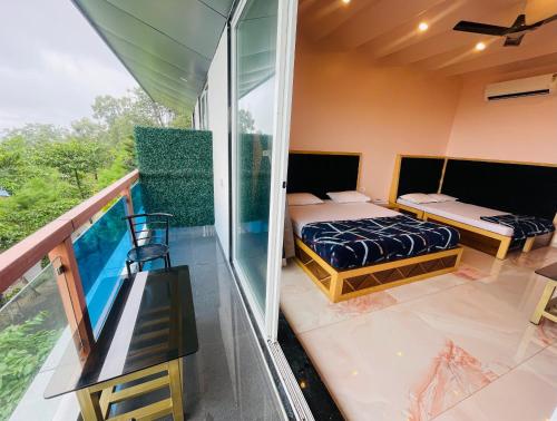 Postel nebo postele na pokoji v ubytování hotel saptarang residency panhala