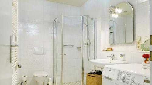 a bathroom with a shower and a sink at Ferienwohnung zum Goldenen Kopf in Elzach