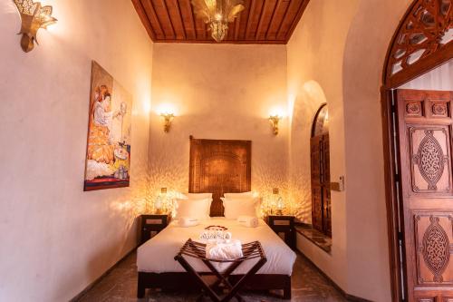 ein Schlafzimmer mit einem Bett in einem Zimmer in der Unterkunft Palais Aix Kabaj &Spa in Marrakesch