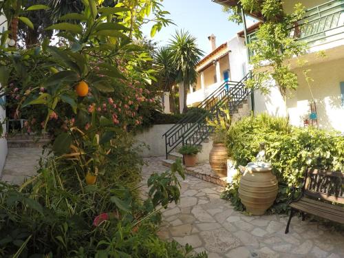 Κήπος έξω από το Corfu Andromaches Holiday Apartments