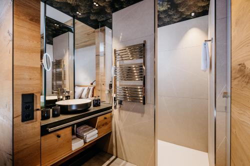 a bathroom with a sink and a mirror at Luisenhöhe - Gesundheitsresort Schwarzwald in Horben