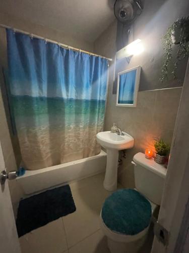 y baño con lavabo, aseo y ducha. en Miami Vibes "Hostel-Like" Shared Room, en North Miami