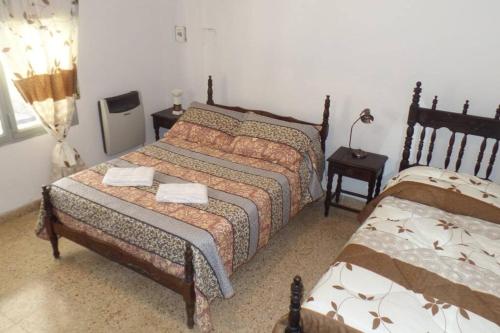 Yala في يالا: غرفة نوم بسريرين وطاولتين