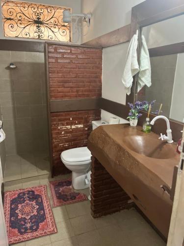 un baño con lavabo e inodoro en Casa verde praia do Piruí 100 mts da praia 750 mts de área privativa, en Camaçari