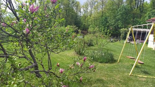 a view of a garden with a swing at Šumska čarolija in Kosjerić