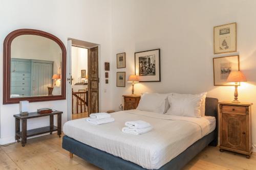 um quarto com uma cama com duas toalhas em Cambanis Residence Mykonos Town em Míconos