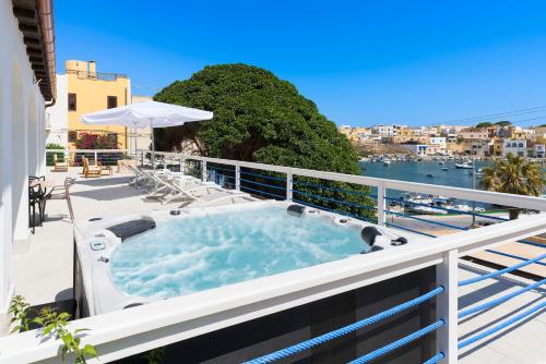 bañera de hidromasaje en el balcón de una casa en DipintodiBlu Charming House en Lampedusa