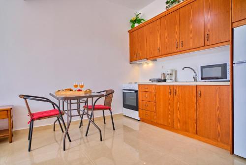 Η κουζίνα ή μικρή κουζίνα στο Stacys Apartments near Sidari