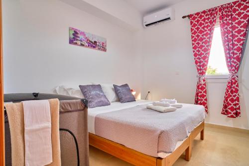 Ένα ή περισσότερα κρεβάτια σε δωμάτιο στο Stacys Apartments near Sidari