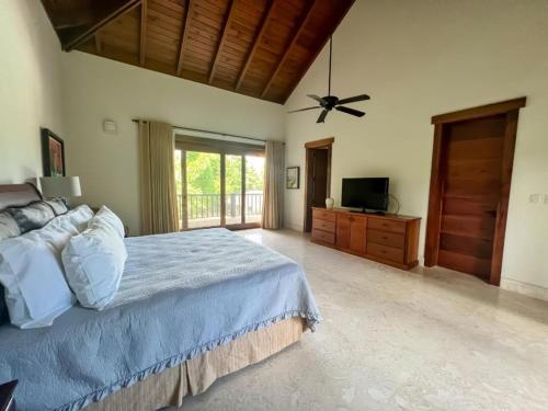 Postel nebo postele na pokoji v ubytování Spacious 6-Bedroom Villa with Pool, Jacuzzi, BBQ, and Resort Amenities in Casa de Campo