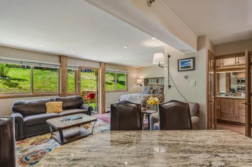 Laurelwood Condominiums 404 – Photos 2