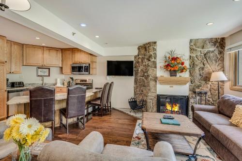 Laurelwood Condominiums 404 – Photos 3