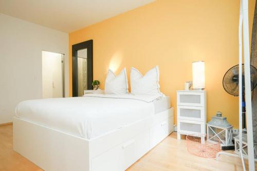 Giường trong phòng chung tại 2 room suite in the heart of Zurich with own washing