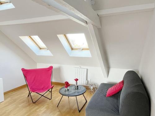 uma sala de estar com um sofá e uma mesa em Le Balcon fleuri centre Robertsau tram Jardiniers em Estrasburgo