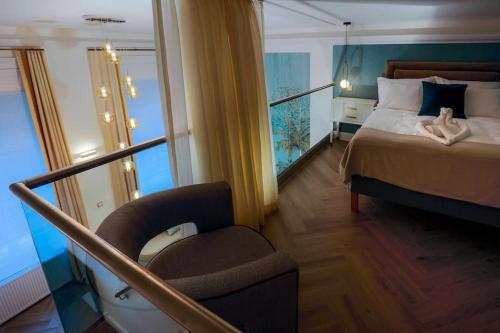 ein Schlafzimmer mit einem Bett, einem Stuhl und einem Fenster in der Unterkunft OrangeHomes Luxury apartment next to Gellért Hill in Budapest