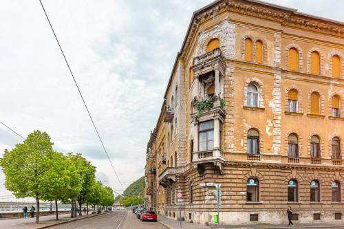 ein großes Backsteingebäude an der Straßenseite in der Unterkunft OrangeHomes Luxury apartment next to Gellért Hill in Budapest